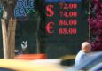 Граждане России массово закупают наличные доллары