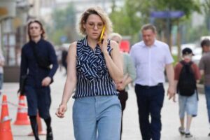 женщина и теленфон
