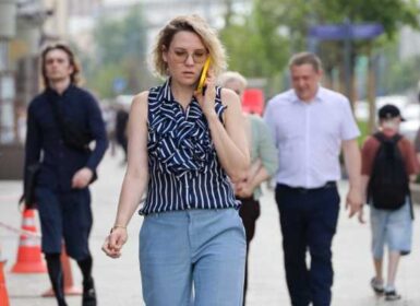 женщина и теленфон